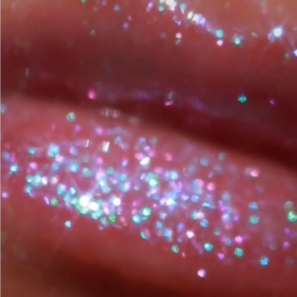 R.E.M Beauty On Your Collar Plumping Lipgloss in Chuckie BNIB - Picture 3 of 16